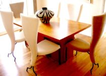 Table en bois et chaises poncées